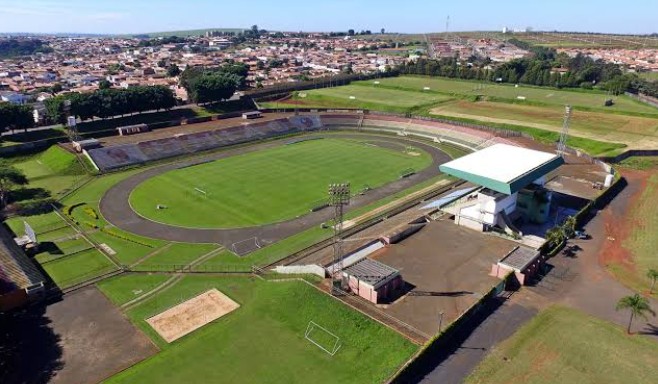 Campo e arquibancadas do Estádio Dr. Hermínio Ometto